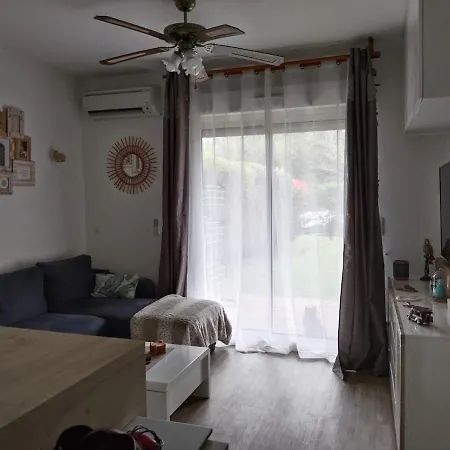 Avec Jardin Privatif, Piscine Et 100 M A Pieds Apartment